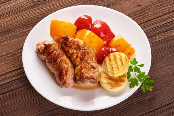 Rouleaux Viande Grillés Avec Légumes Sur Fond Bois — Photo