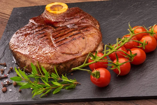 Gegrilde Biefstuk Met Kerstomaten Specerijen Zwarte Stenen Plank — Stockfoto