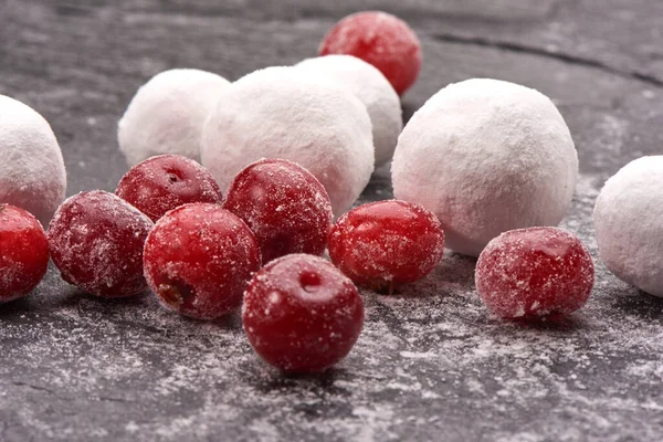 Siyah taş tahtada yaban mersini ve şeker