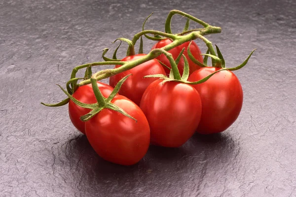 Dojrzałe Świeże Pomidory Wiśniowe Gałęzi Kamiennym Talerzu — Zdjęcie stockowe