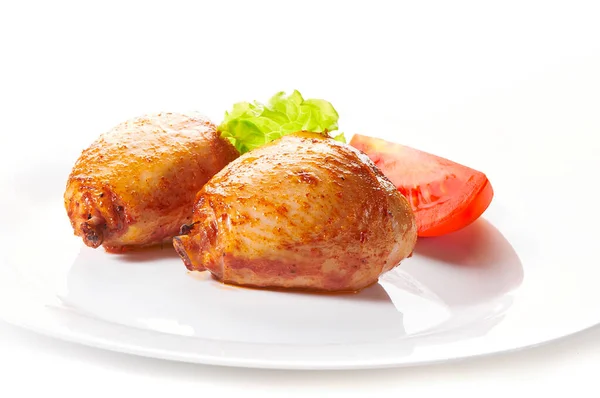 Sebzeli ızgara tavuk budu, beyaz arka planda izole edilmiş.