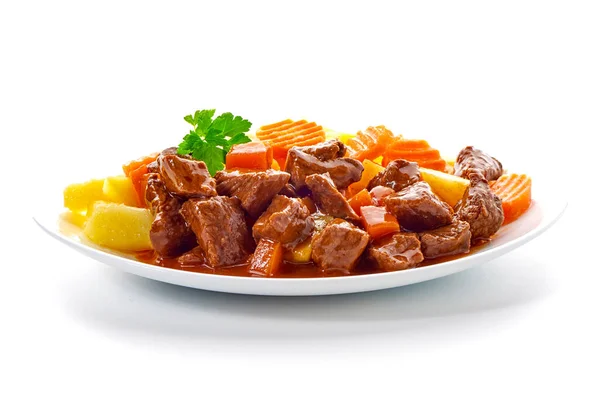 Gulaş, patatesli sığır güveci, beyaz arka planda izole edilmiş.