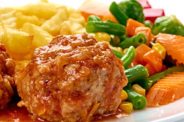 Vleesbal Tomatensaus Met Aardappelfriet Close Geïsoleerd Witte Ondergrond — Stockfoto