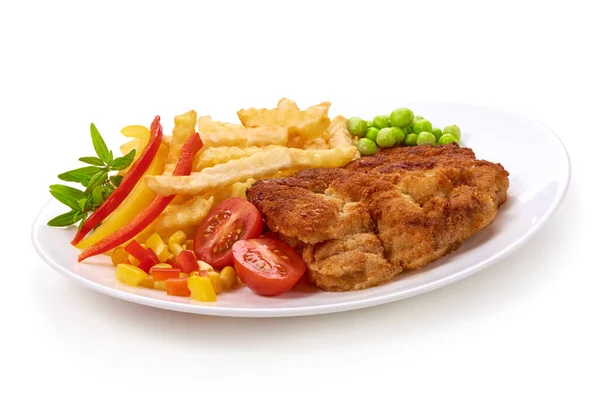 Patates kızartmalı sosis şnitzel, beyaz arka planda izole edilmiş.