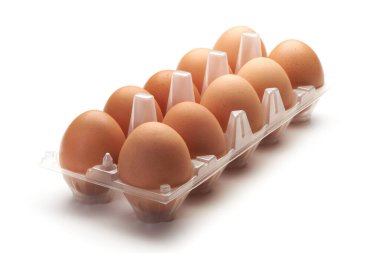 Plastik kutuda yumurtalar, beyaz arkaplanda izole..