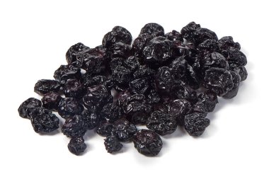 Kurutulmuş yaban mersini, yakın plan, beyaz arka planda izole edilmiş..