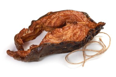 Kurutulmuş balık bifteği, beyaz arka planda izole edilmiş..