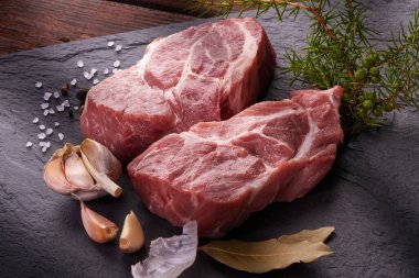 Taş tabakta taze çiğ et..