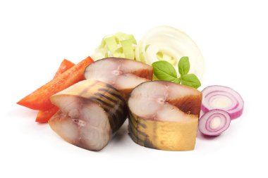 Dilimlenmiş soğuk füme uskumru parçaları, yakın plan, beyaz arka planda izole edilmiş..