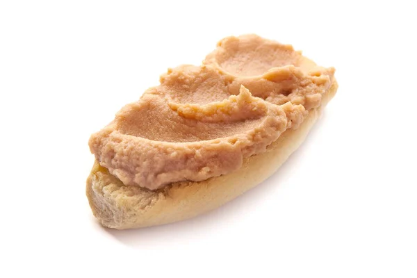 Ekmeğe balık ezmesi, beyaz arka planda izole..