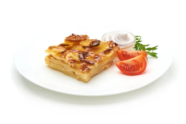 Beyaz arka planda izole edilmiş patates güveci..