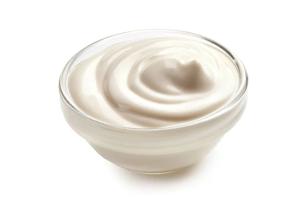 Beyaz arka planda izole edilmiş bir kase ekşi krema..