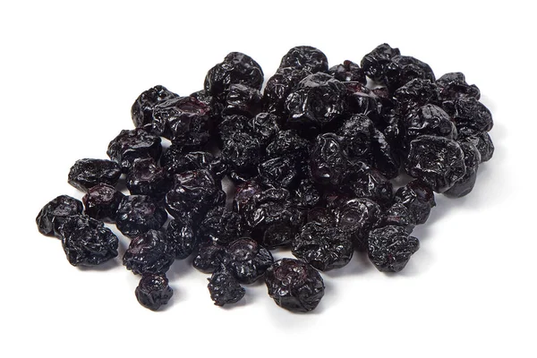 Kurutulmuş yaban mersini, yakın plan, beyaz arka planda izole edilmiş..