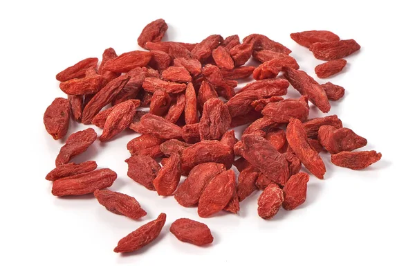 Kurutulmuş kurt üzümü, yakın plan, beyaz arka planda izole edilmiş..