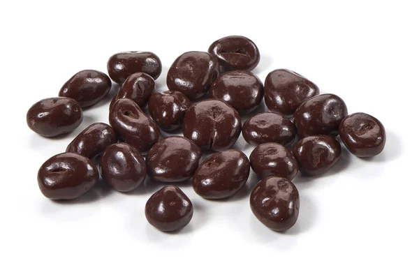 Siyah çikolatada kurumuş böğürtlen, yakın plan, beyaz arka planda izole..