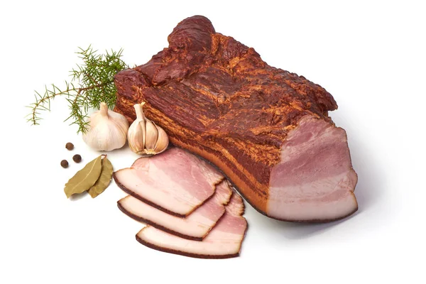 Beyaz arka planda izole edilmiş doğranmış domuz pastırması..