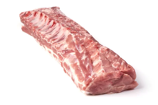 Kaburgalı taze çiğ domuz filetosu, beyaz arka planda izole edilmiş..