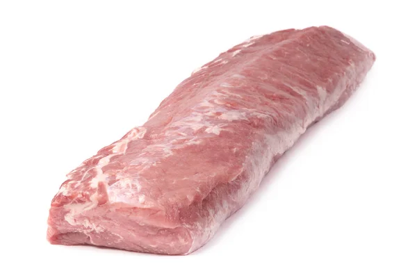 Kaburgalı taze çiğ domuz filetosu, beyaz arka planda izole edilmiş..