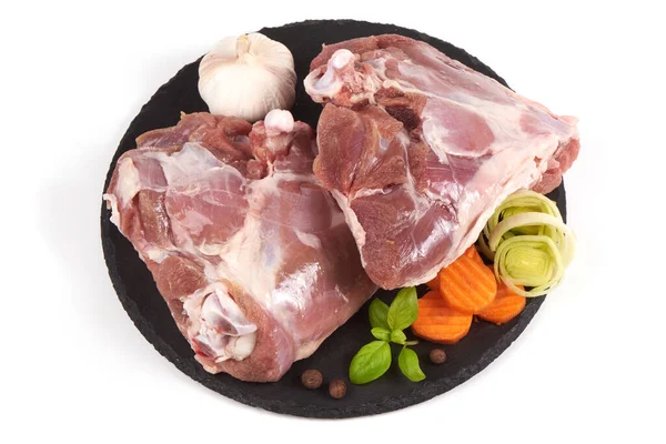 Taş tabakta çiğ hindi eti, beyaz arka planda izole edilmiş..