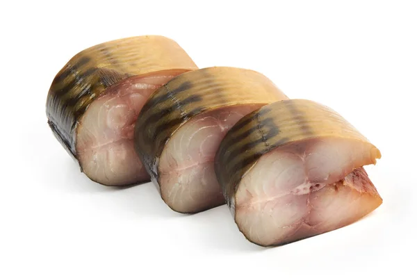 Dilimlenmiş soğuk füme uskumru parçaları, yakın plan, beyaz arka planda izole edilmiş..