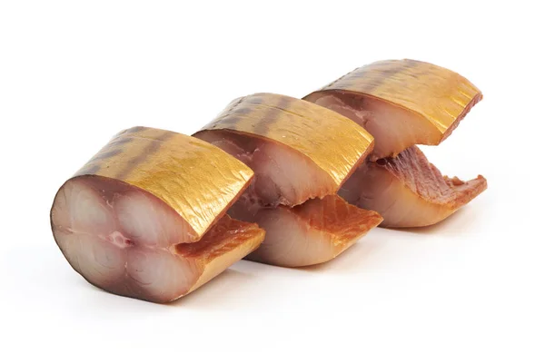 Dilimlenmiş soğuk füme uskumru parçaları, yakın plan, beyaz arka planda izole edilmiş..