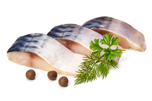 Uskumru, beyaz arkaplanda izole