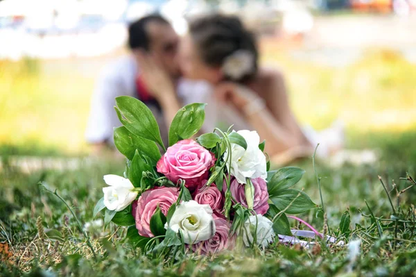 Frischvermählte im Hintergrund mit — Stockfoto