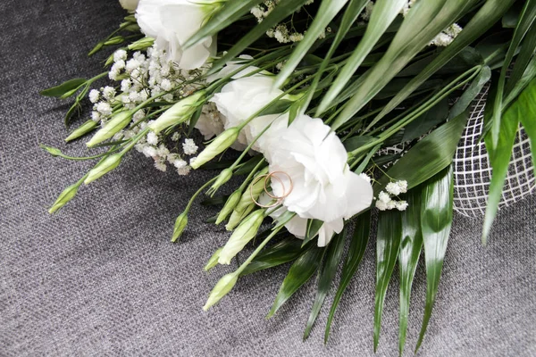 Flores de boda blancas en un — Foto de Stock