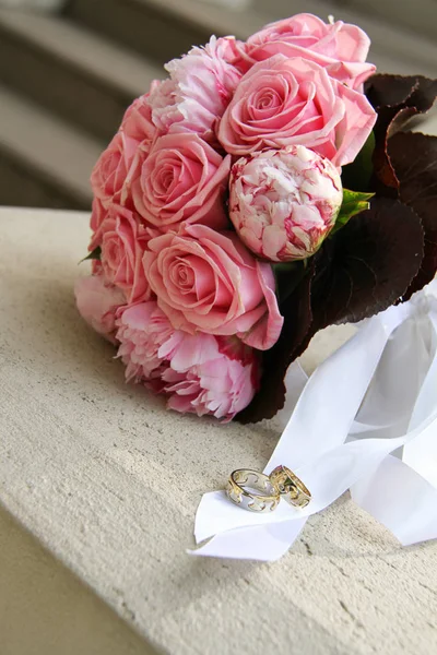 Весільний букет і прилеглі кільця — стокове фото