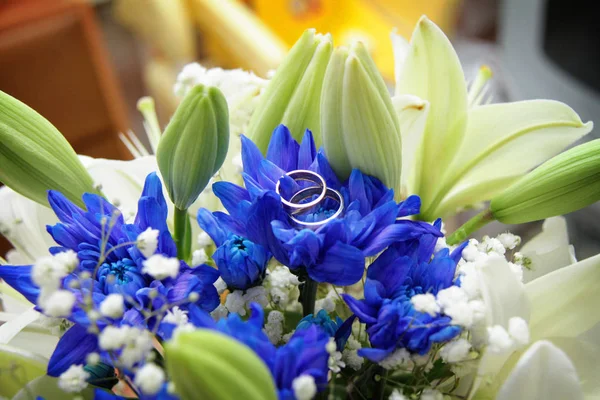 Düğün çiçekleri ve alyans — Stok fotoğraf
