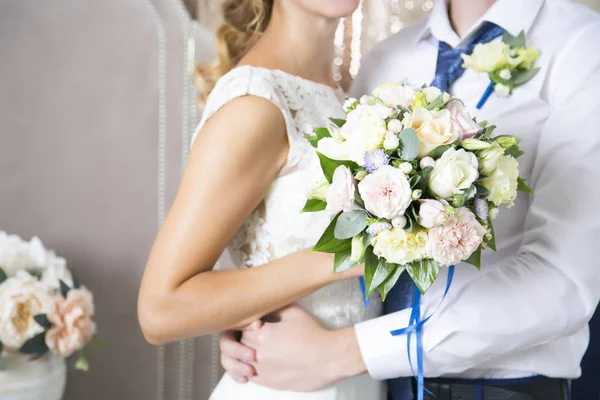 Жена мужа обнимает свадебный букет. Молодожёны. День свадьбы — стоковое фото