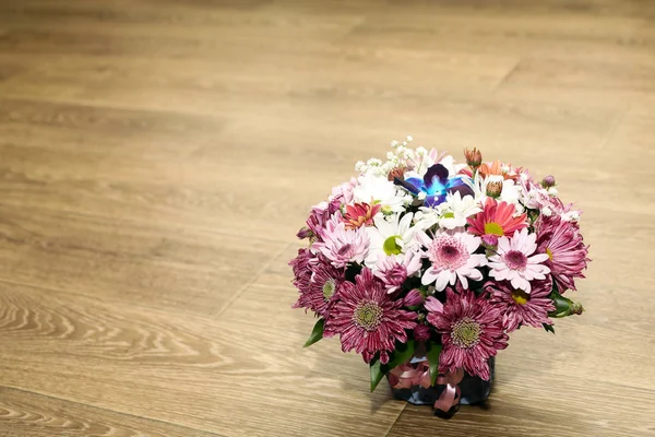 Manzanillas multicolores y otras flores de primavera en un ramo — Foto de Stock