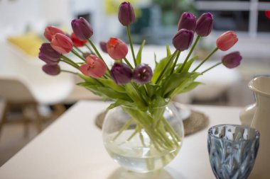 hafif bir arka planda bir vazo çok renkli taze lale buket