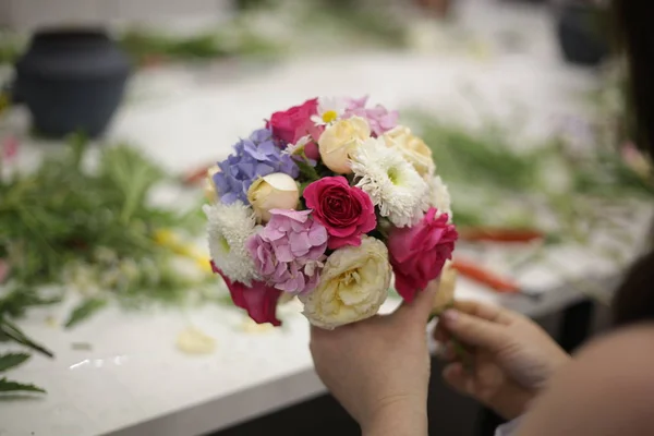 Bouquet de roses dans les mains de la jeune fille — Photo