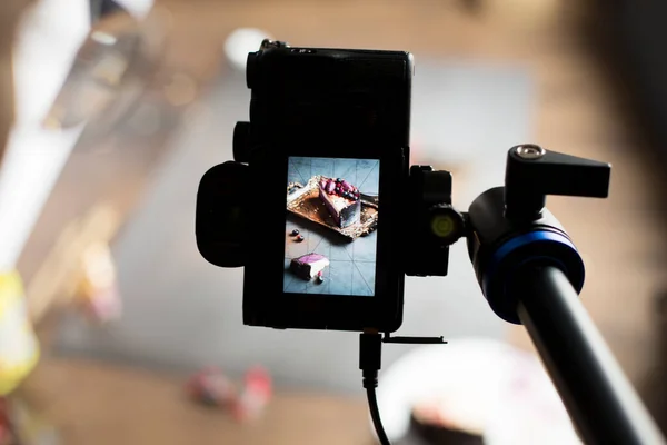 Kawałek Ciasta Niebieskim Tle Pomocą Ekranu Kamery — Zdjęcie stockowe