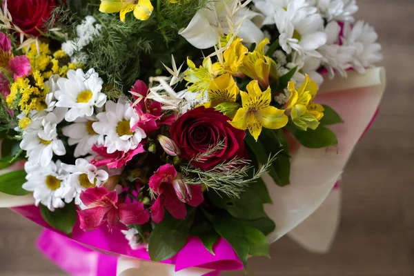 Hermoso Ramo Con Flores Multicolores Vista Desde Parte Superior — Foto de Stock