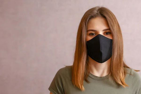 Brünett Mit Schwarzer Maske Eine Junge Frau Mit Stoffmaske Auf — Stockfoto