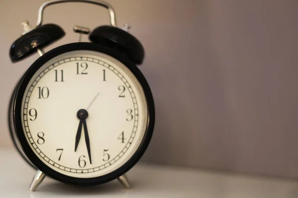 Zwarte Klok Staat Een Lichte Achtergrond Horloge Met Een Grote — Stockfoto