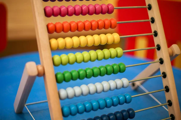 Primer Plano Las Puntuaciones Los Niños Diferentes Colores Una Superficie Fotos De Stock