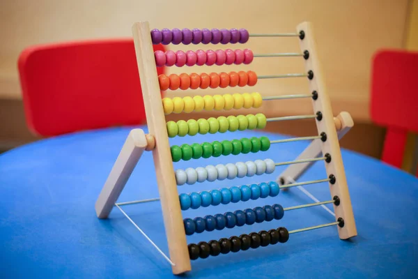 Ábaco Color Infantil Contorno Madera Sobre Una Mesa Azul Imagen De Stock