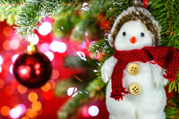 Karácsony Hóember Lóg Egy Fenyő Ága Fényes Háttérben Másolatot Adható — Stock Fotó