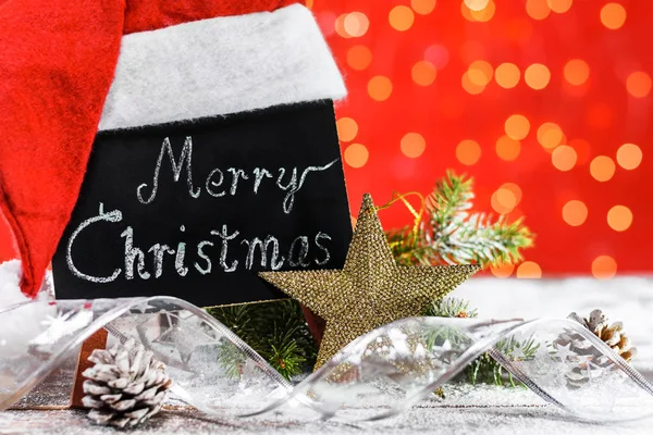 Boldog Karácsonyt Kréta Mikulás Kalapját Deszkán Pinecones Dekorációs Szalag Fenyő — Stock Fotó
