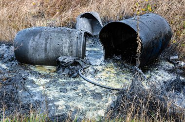 Tehlikeli atık. Dökülme endüstriyel zehirli atıkların doğada. Çevre kirliliği