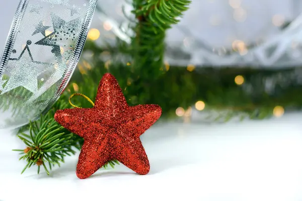 Decoración Estrella Navidad Roja Rama Árbol Cinta Plata Sobre Fondo —  Fotos de Stock