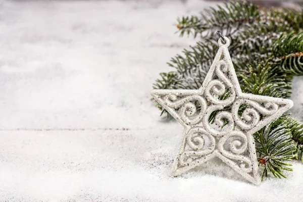 Egy Fehér Karácsonyi Csillag Havon Támaszkodva Szöveg Másolatát Adhatja Fenyő — Stock Fotó