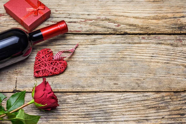 Концепція Дня Святого Валентина Винна Пляшка Червона Троянда Подарункова Коробка — стокове фото