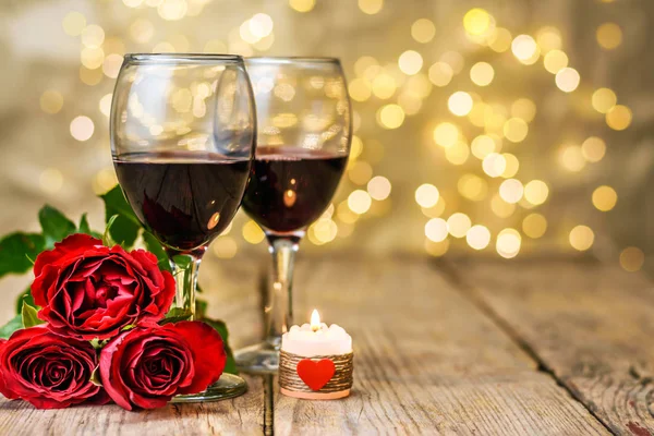 Concepto Del Día San Valentín Dos Copas Vino Rosas Rojas —  Fotos de Stock