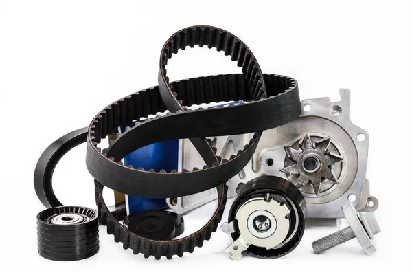 Silindirler ve beyaz arka plan üzerinde pompa ile zamanlama kemerkiti