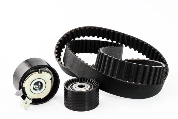 Beyaz arka plan üzerinde silindirler ile zamanlama kemeri Kiti