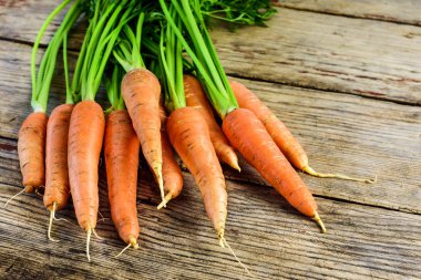 Tahta bir masada taze havuç.